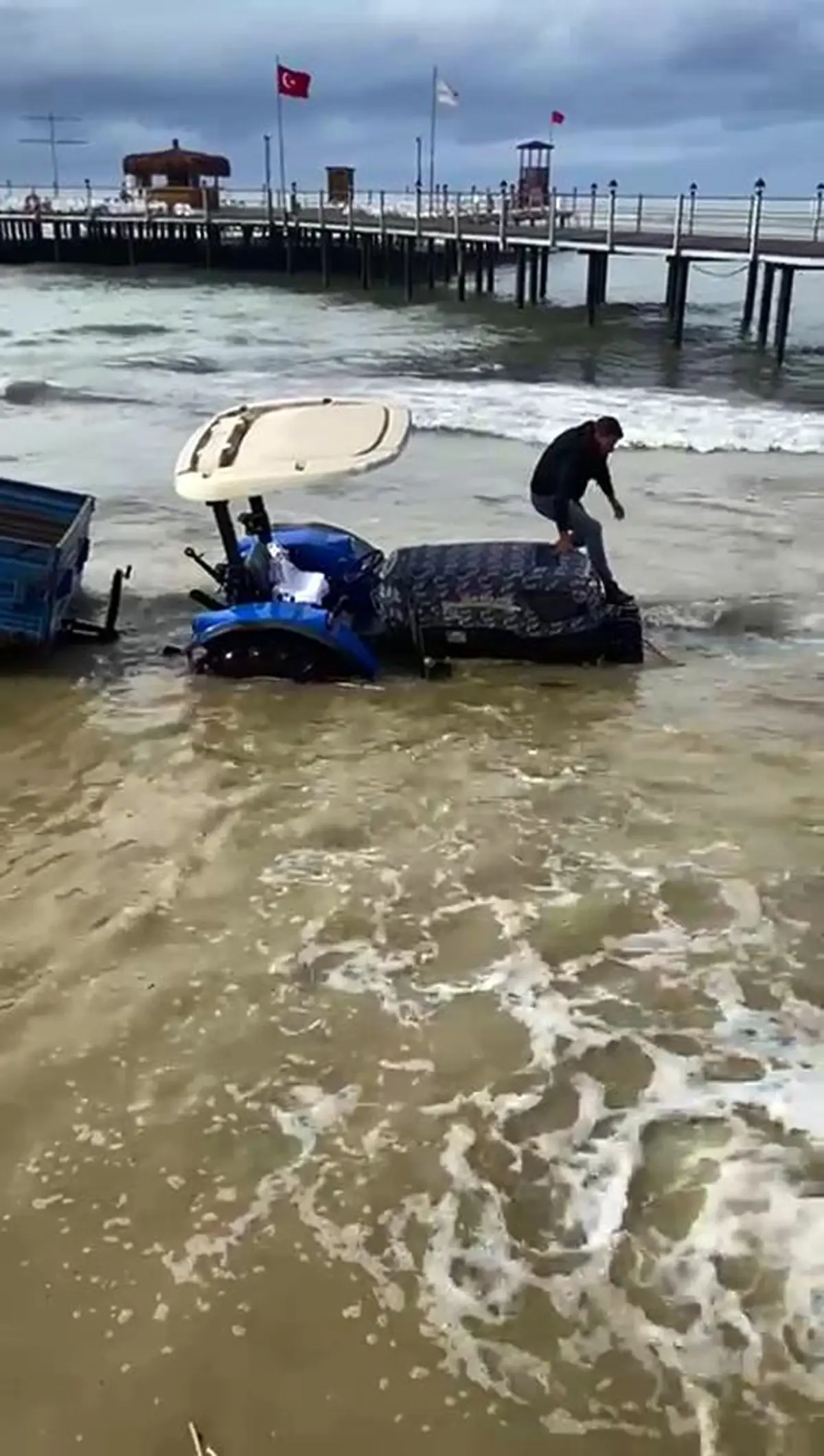 Yağmur sonrası denize sürüklenen traktör Manavgat’ta çekildi